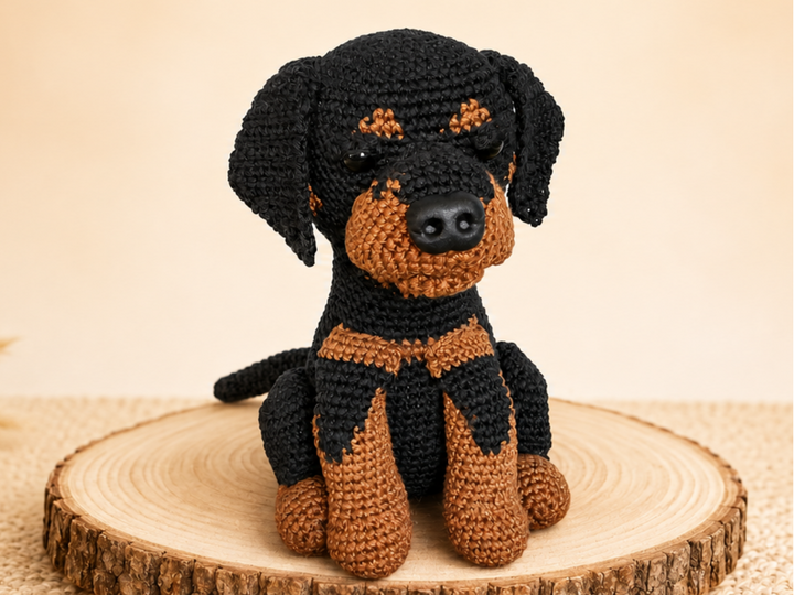 Häkelanleitung für einen sitzenden Rottweiler als Amigurumi