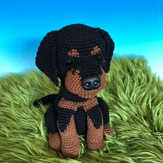 Crochet pattern for a sitting Rottweiler amigurumi dog