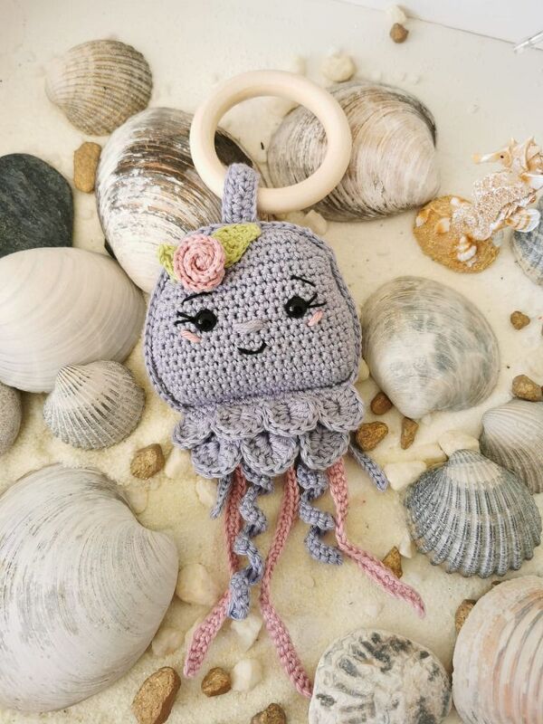 Gehäkelter Quallen-Greifling in Lavendel und Rosa mit Holzring und gedrehten Tentakeln