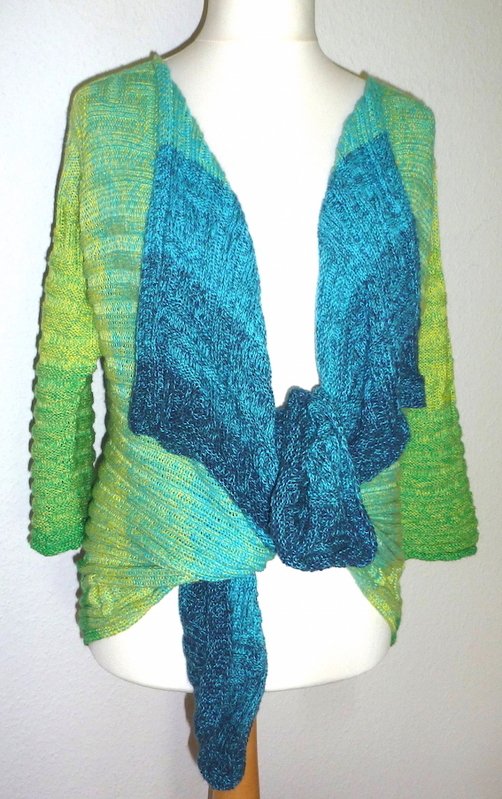 Gestrickte Wickeljacke in Grün- und Blautönen, vorn zu Knoten gebunden auf einer Schneiderpuppe