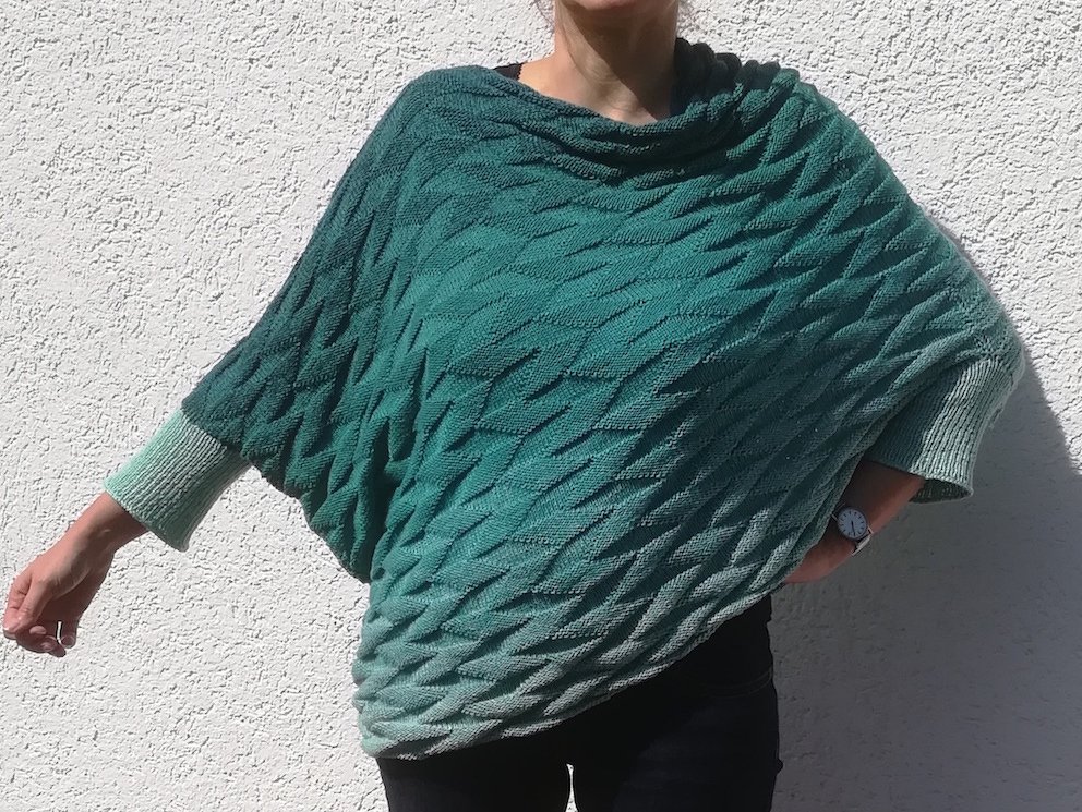Flow - Poncho-Pulli aus einem Farbverlaufsbobbel