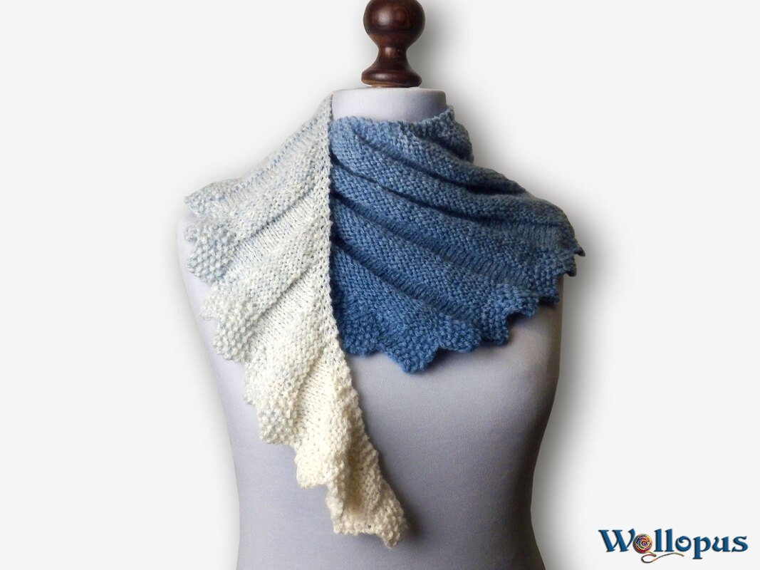Gestrickter Drachenschwanz-Schal in Blau und Weiß mit Ombre-Farbverlauf, kraus rechts, auf einer Schneiderpuppe