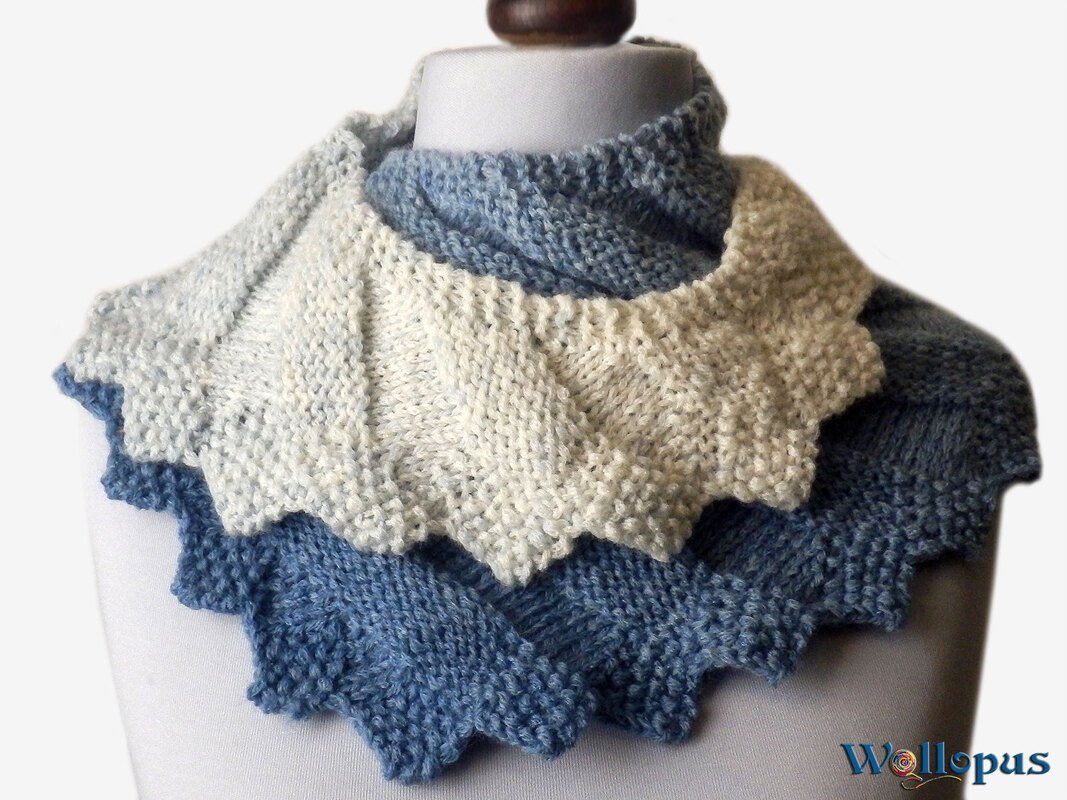 Drachenschwanz-Schal in Creme und Blaugrau, kraus rechts gestrickt mit gezacktem Rand