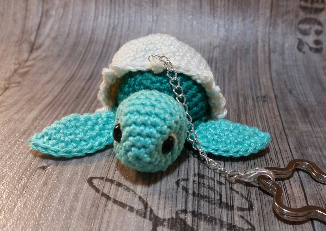 Türkis-weiße gehäkelte Schildkröte mit Metallkette als Schlüsselanhänger