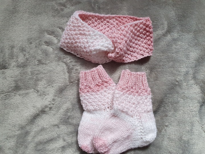 Strickanleitung Babysöckchen und Stirnband im doppelten Perlmuster Größe 62/68!