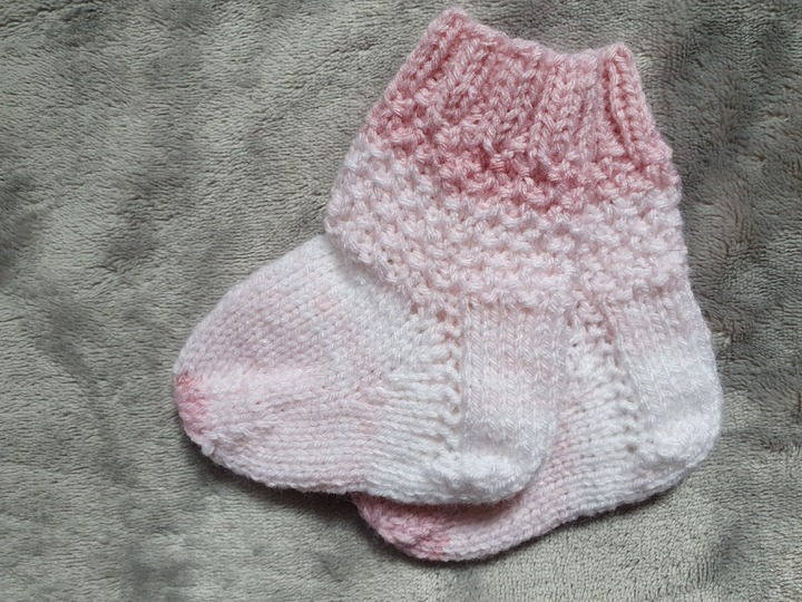 Strickanleitung Babysöckchen und Stirnband im doppelten Perlmuster Größe 62/68!