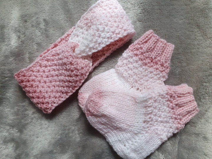 Strickanleitung Babysöckchen und Stirnband im doppelten Perlmuster Größe 62/68!