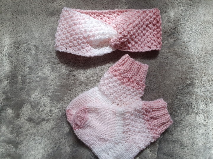 Strickanleitung Babysöckchen und Stirnband im doppelten Perlmuster Größe 62/68!