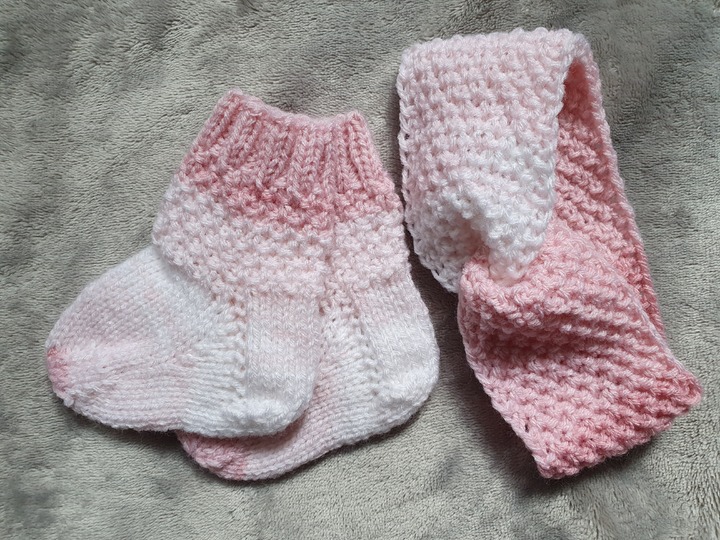 Strickanleitung Babysöckchen und Stirnband im doppelten Perlmuster Größe 62/68!