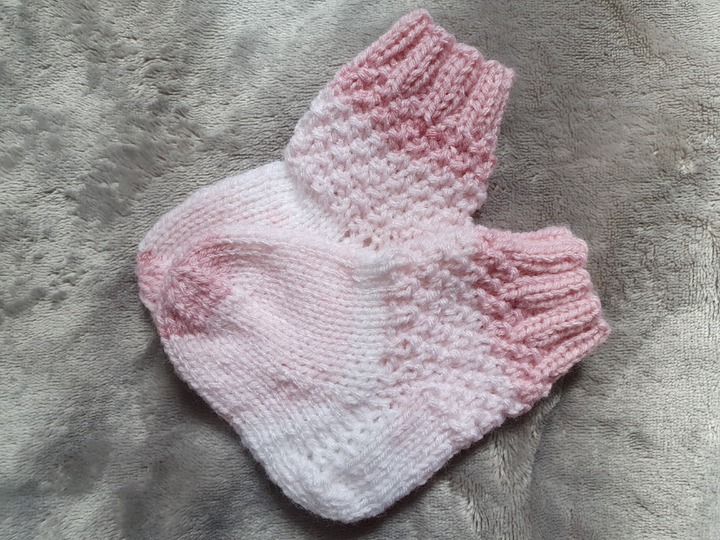 Strickanleitung Babysöckchen und Stirnband im doppelten Perlmuster Größe 62/68!