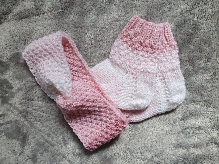 Strickanleitung Babysöckchen und Stirnband im doppelten Perlmuster Größe 62/68!