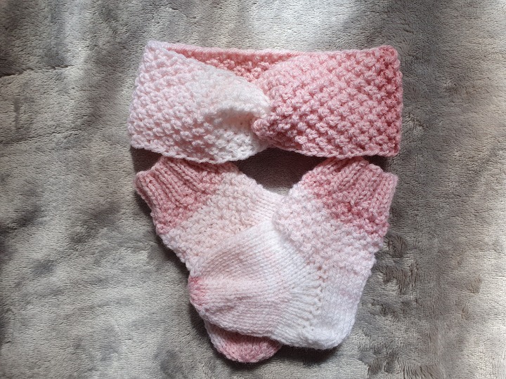 Strickanleitung Babysöckchen und Stirnband im doppelten Perlmuster Größe 62/68!