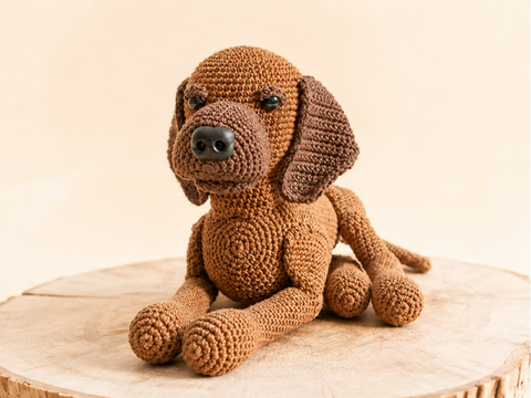 Häkelanleitung für einen liegenden Gebirgsschweißhund Amigurumi
