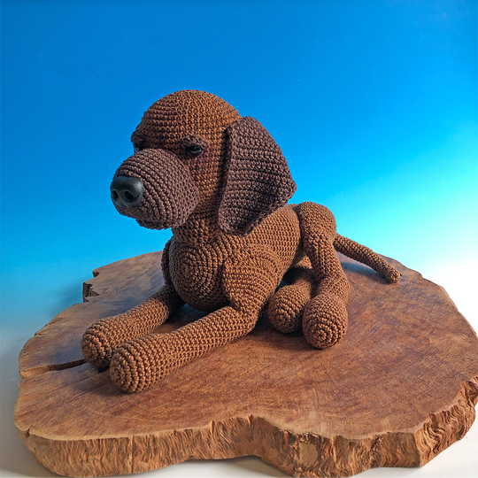 Crochet pattern for a lying Bavarian Mountain Hound amigurumi