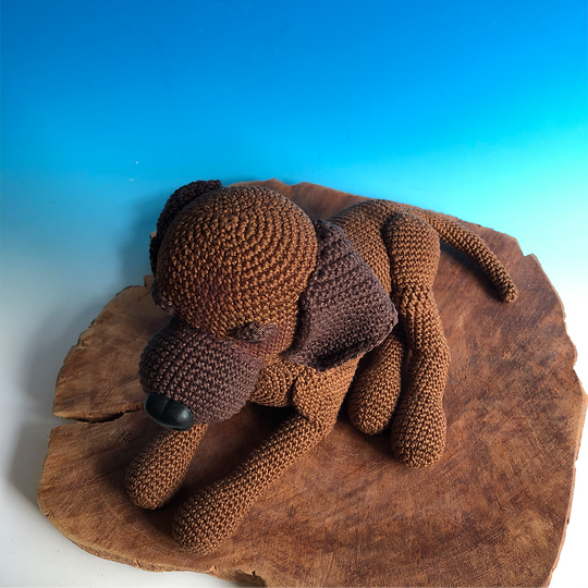 Crochet pattern for a lying Bavarian Mountain Hound amigurumi
