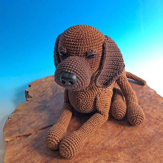 Häkelanleitung für einen liegenden Gebirgsschweißhund Amigurumi