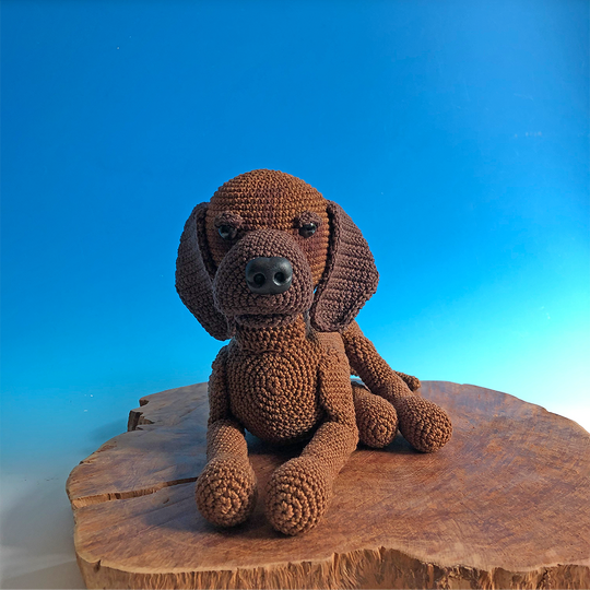Häkelanleitung für einen liegenden Gebirgsschweißhund Amigurumi