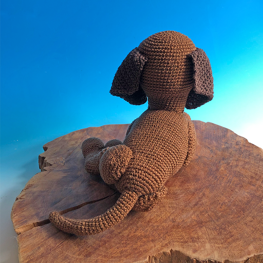Häkelanleitung für einen liegenden Gebirgsschweißhund Amigurumi