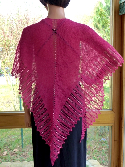 Elegantes Dreiecktuch mit Perlenspitze