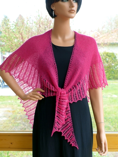 Elegantes Dreiecktuch mit Perlenspitze