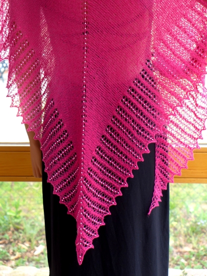 Elegantes Dreiecktuch mit Perlenspitze