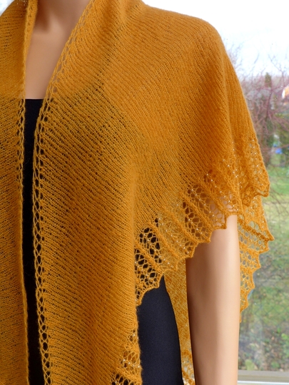 Elegantes Dreiecktuch mit Perlenspitze