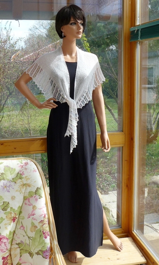 Elegantes Dreiecktuch mit Perlenspitze