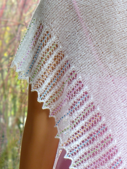 Elegantes Dreiecktuch mit Perlenspitze