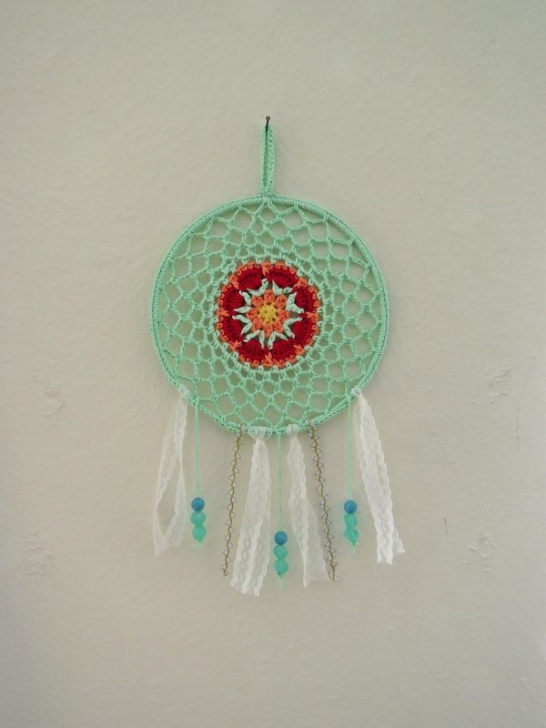 Häkel-Traumfänger mintgrün mit rotem Mandala, Spitzenbändern und blauen Perlen