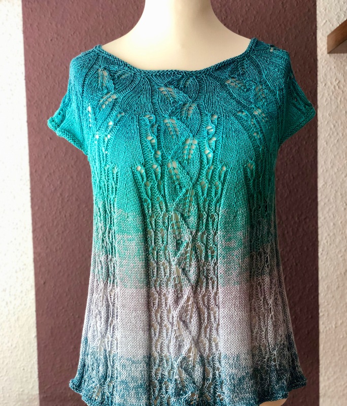 Gestricktes Damen-Shirt in Türkis mit Blattmuster und Farbverlauf