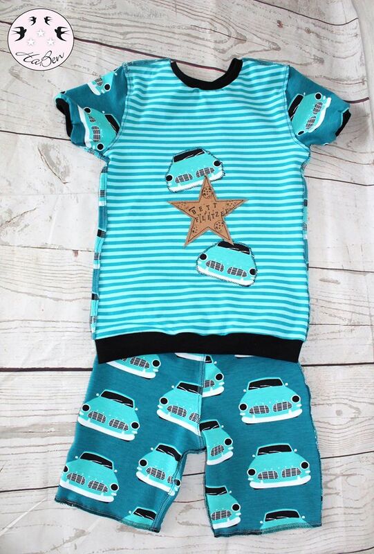 nähidee zweigeteiltes babyset türkis mit autos und gestreiftem oberteil