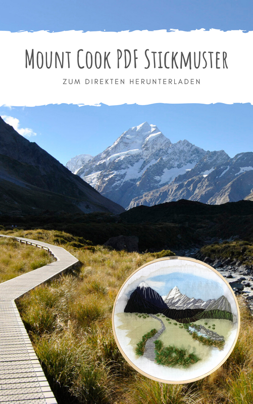 Stickrahmen mit gestickter Berglandschaft und Holzsteg vor einem Foto des Mount Cook.