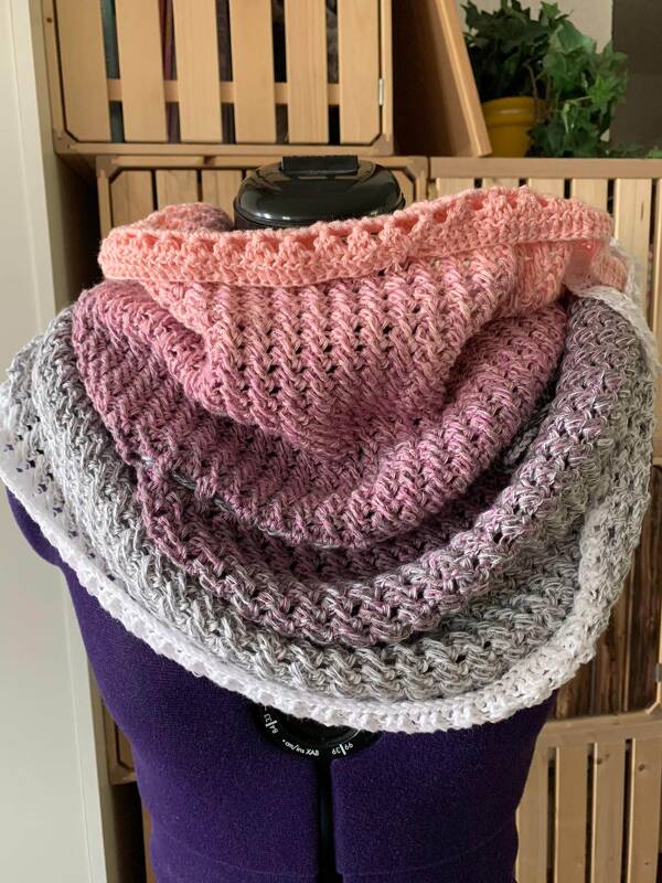 Gehäkelter Loop mit Ombre-Verlauf von Rosa zu Grau auf Schneiderpuppe
