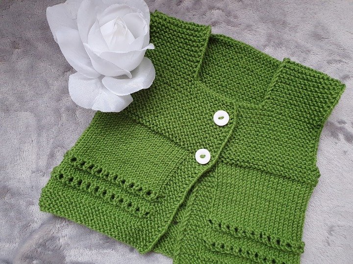 Strickanleitung für eine Babyweste in der Größe 56/62