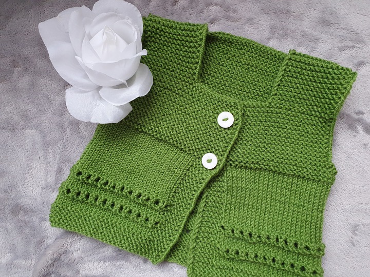 Strickanleitung für eine Babyweste in der Größe 56/62