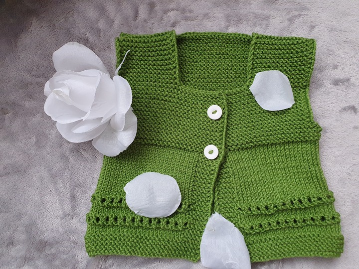 Strickanleitung für eine Babyweste in der Größe 56/62
