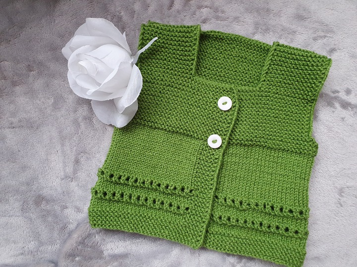 Strickanleitung für eine Babyweste in der Größe 56/62