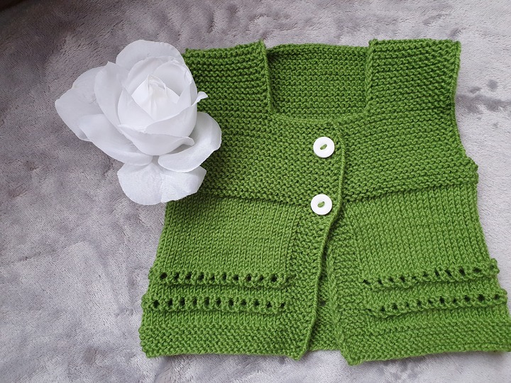 Strickanleitung für eine Babyweste in der Größe 56/62