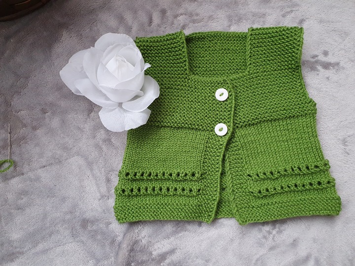 Strickanleitung für eine Babyweste in der Größe 56/62