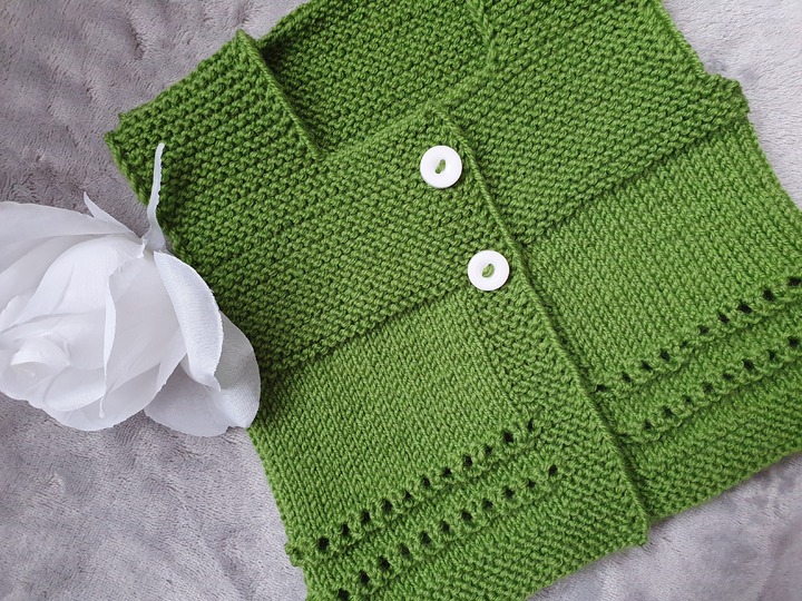 Strickanleitung für eine Babyweste in der Größe 56/62
