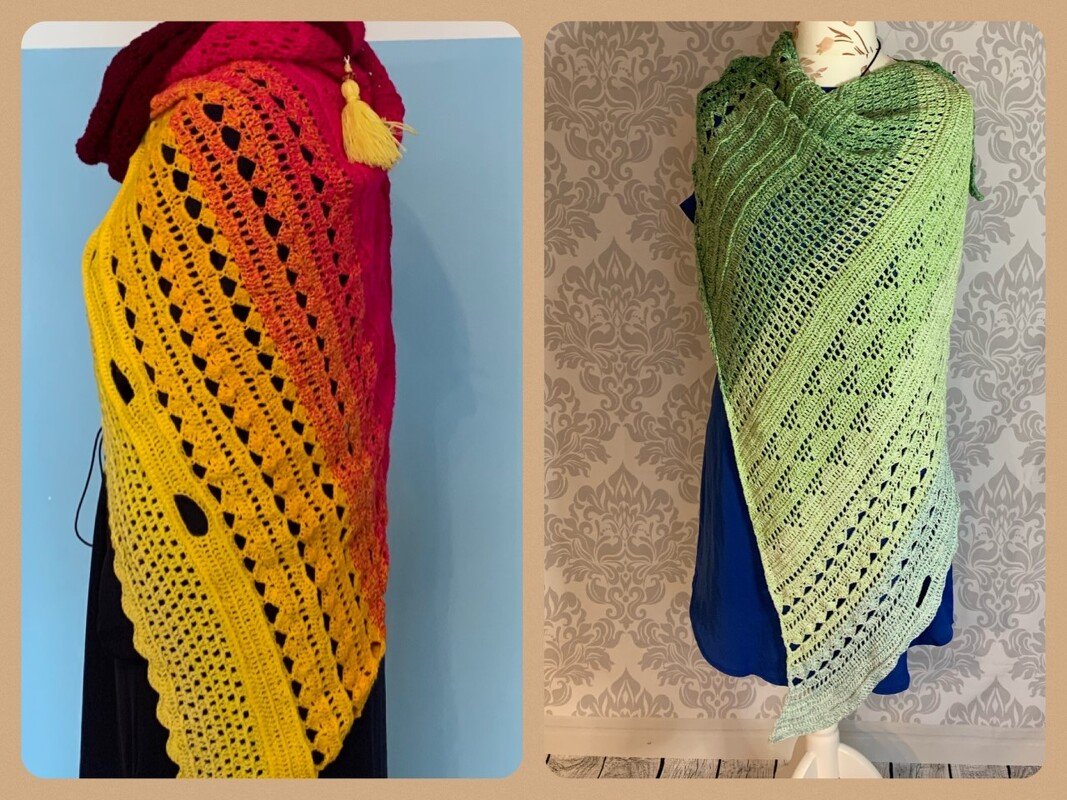 Detailaufnahmen zweier gehäkelter Dreieckstücher mit Ajour‑Reihen und Farbverläufen, jeweils auf Mannequin drapiert