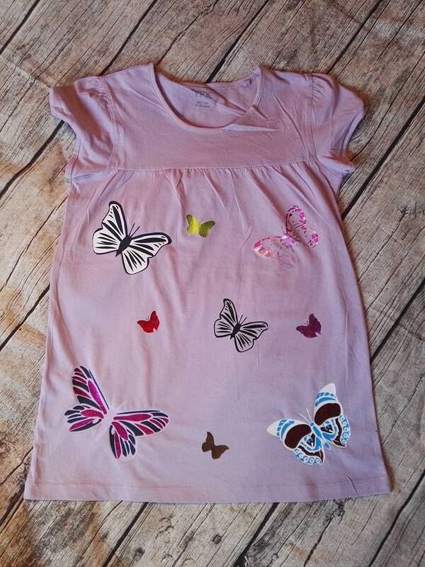 Übersicht von Schmetterlings-Plotts auf fliederfarbenem Kinderkleid