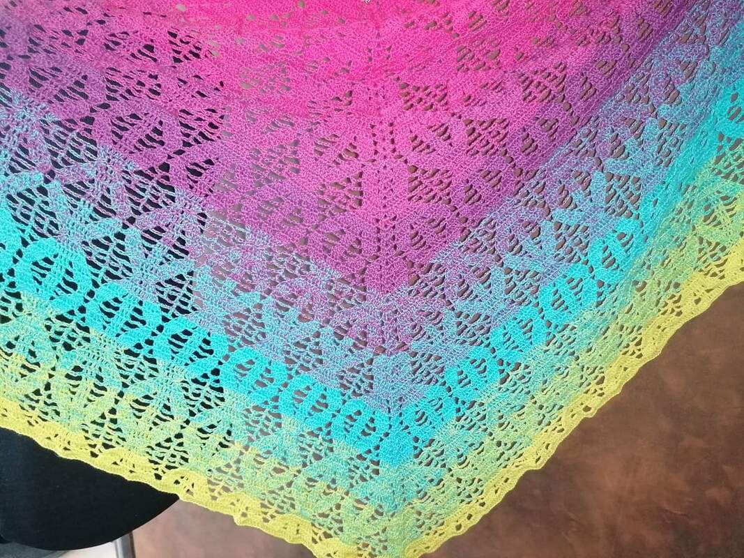 Gehäkeltes Dreieckstuch in Pink, Türkis und Gelb mit Spitzendesign