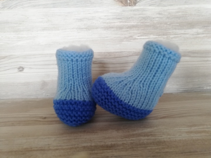 Strickanleitung Babyschuhe ohne Nadelspiel - tragbar von 0-6 Monaten- Sohlenlänge 10 cm