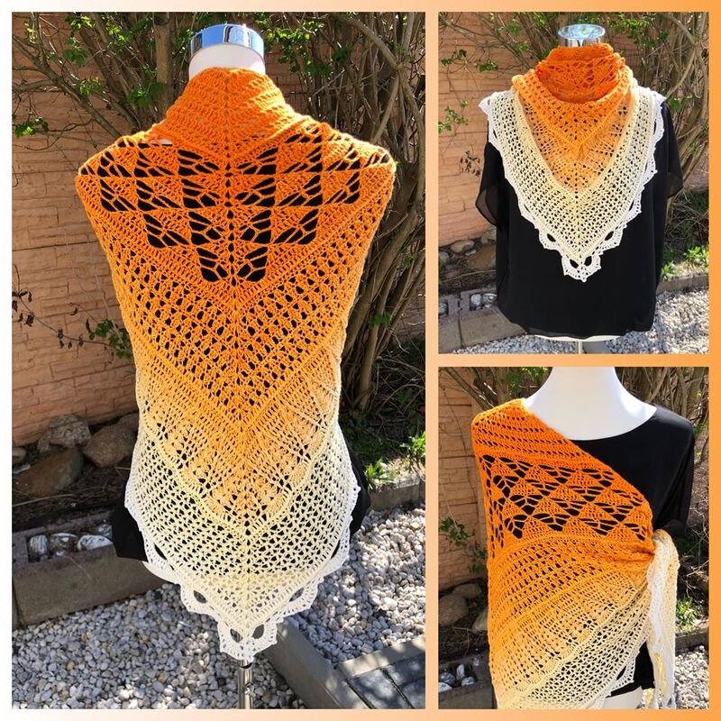 Gehäkeltes Dreieckstuch mit orange‑creme Farbverlauf und Blattspitzenmuster auf einer Schaufensterpuppe
