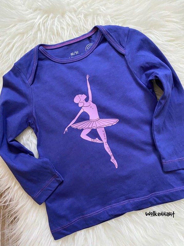 Dunkelblaues Kinder-Langarmshirt mit pinker Ballerina-Plottdatei und Schriftzug 'LOVE TO DANCE'.