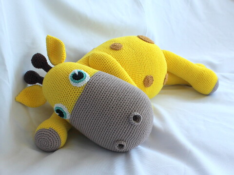 Crochet a giraffe – Dieter, the big giraffe with spots (EN & DE)
