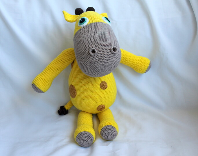 Crochet a giraffe – Dieter, the big giraffe with spots (EN & DE)