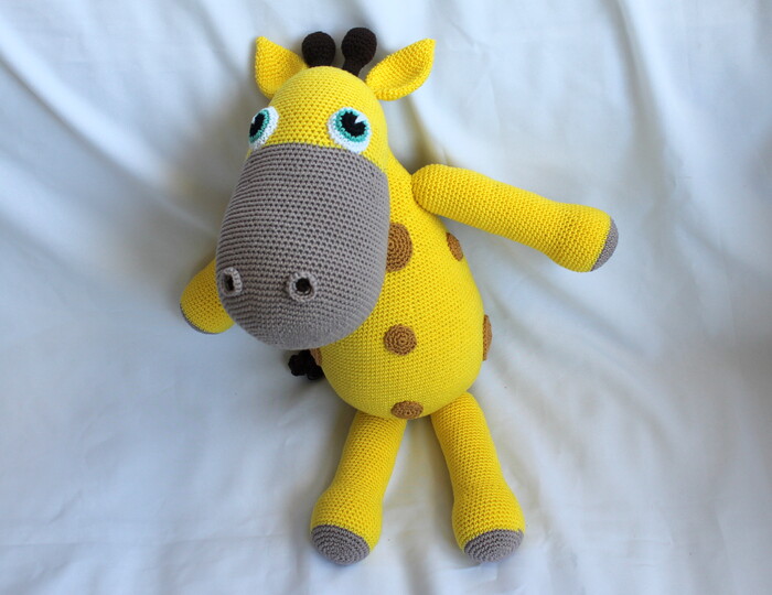 Crochet a giraffe – Dieter, the big giraffe with spots (EN & DE)