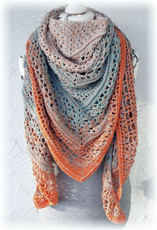 Gehäkeltes Dreieckstuch in Orange, Türkis und Beige auf einer Schaufensterpuppe drapiert